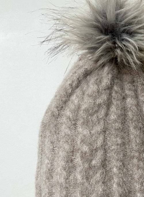 Magic Cable Hat - Oatmeal