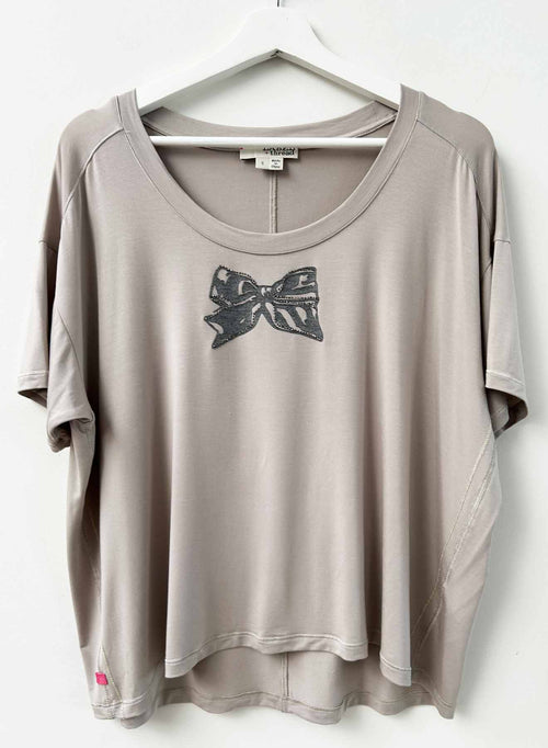 Graphic Delila Scoop - Stone Big Bow